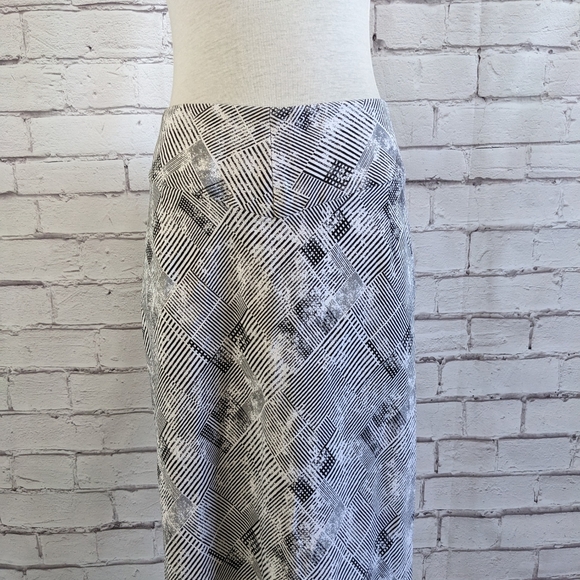 MICHEL STUDIO Geometric Stretch Fitted Skirt - Picture 6 of 10